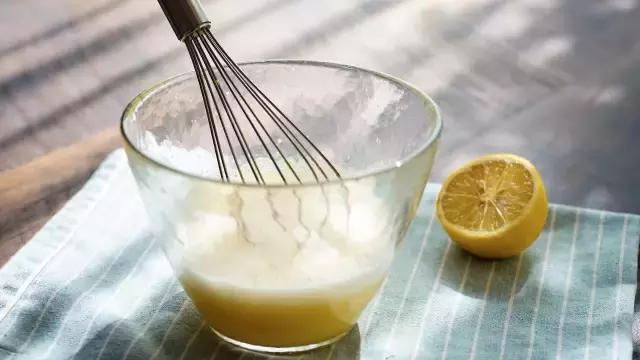 柠檬华夫饼 1,两颗鸡蛋加40g白砂糖打匀,加入12g柠檬汁和75g牛奶.