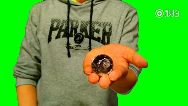 空手瞬间变出硬币,刘谦骗了我们10多年的魔术,终于教学!