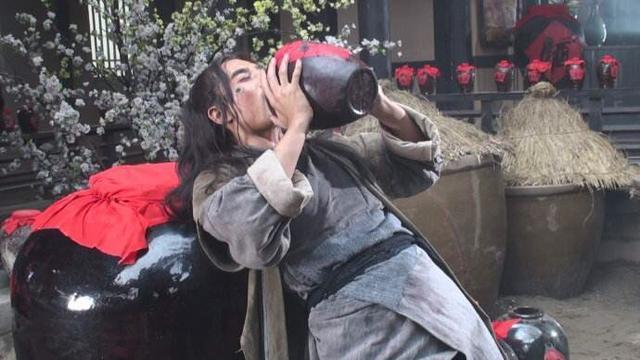 《水浒》好汉都喝酒,李逵虽然爱喝酒,酒量却不大,经常误事.