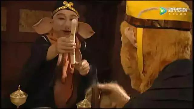 竹筒饭怎么可能是一根白色的果肉,还很有弹性,你看猪八戒拿的这个动作