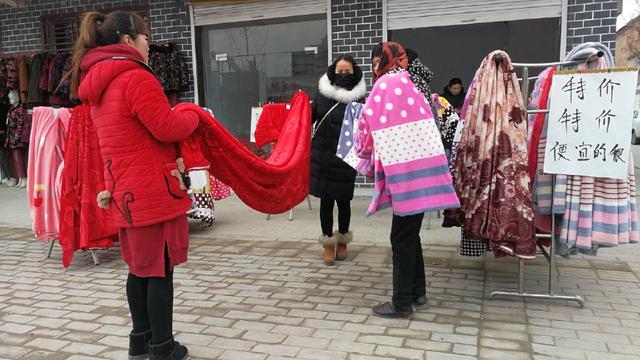 女老板创业大冬天路边摆摊卖衣服,刺骨严寒辛