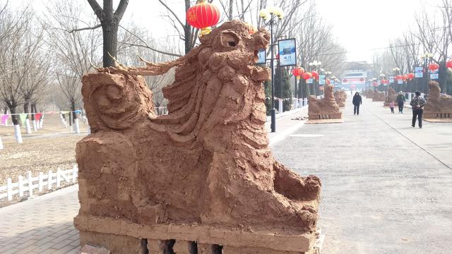 黎都公园大门口有大鼎旺火,山顶有狮子旺火,据说下山的道路两侧会有