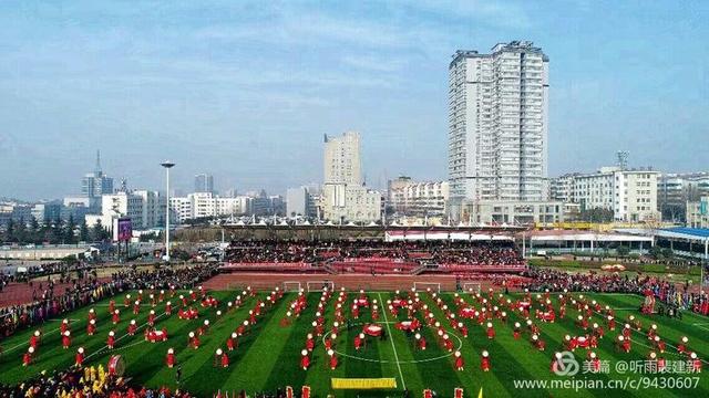 正月十五闹元宵,新安体育场成了欢乐海洋