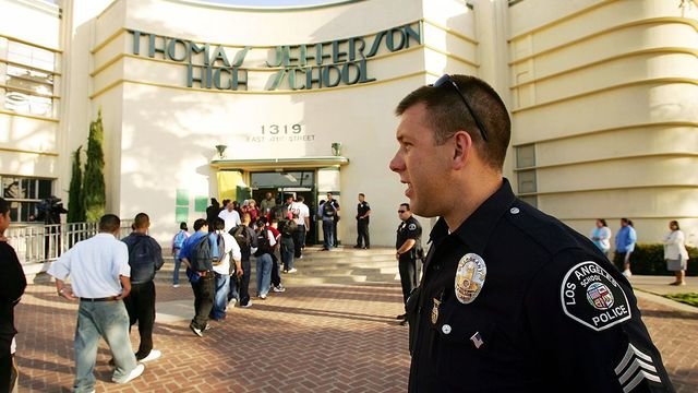 美国公立学校暂停百万学生,奖励不多