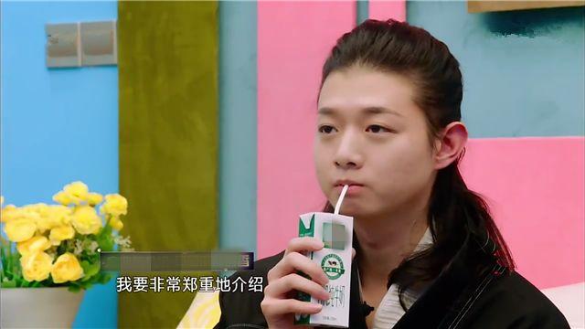 《歌手》霍尊喝奶表情可爱,观众表示好想捏脸!