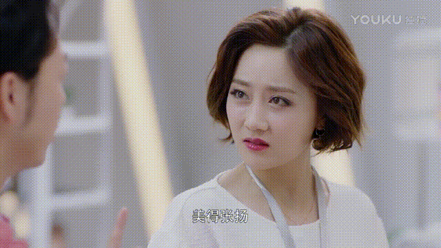 最后出场的是海虎集团总裁千金潇潇,柴蔚饰演的潇潇充满活力,青春之美