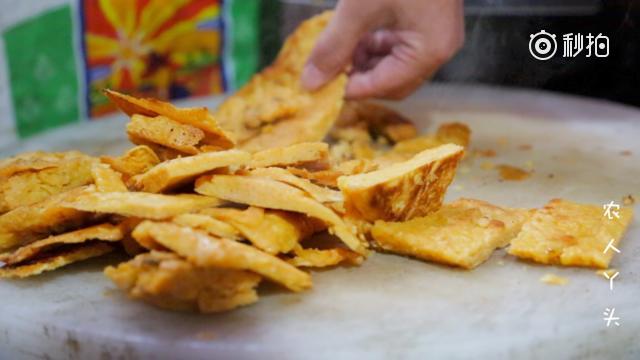 杀鱼的鱼籽不要丢了,农村姑娘这样做真好吃,饭店都不一定有_新浪新闻