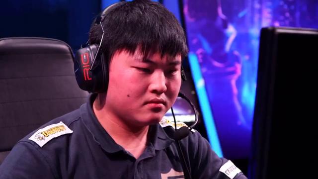 经历过比赛四打五,被黑粉焚烧过海报,回顾uzi的六年职业生涯