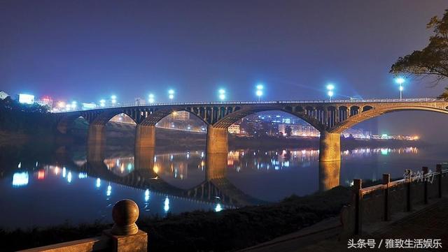 夜幕下资江一大桥 .