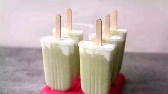 三,巧克力牛油果雪糕原材料:牛油果,香蕉,蜂蜜,椰汁,巧克力将牛油果