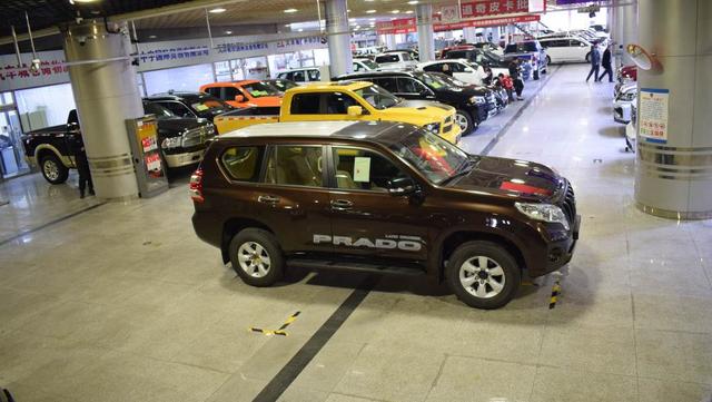 天津港丰田霸道2700现车,路上棕色的霸道很少见