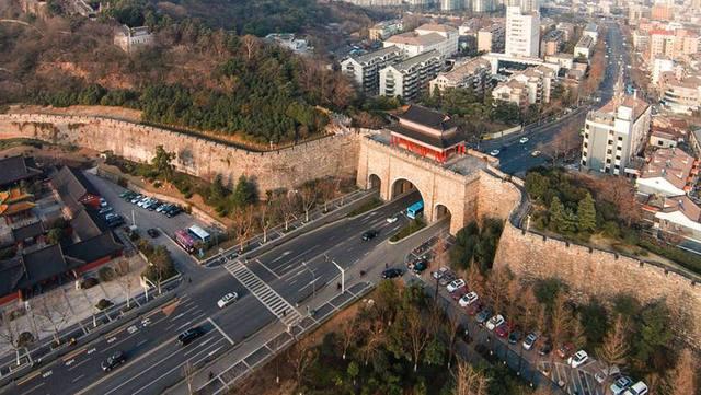 宋,萧齐,萧梁,陈朝六个朝代先后在南京建都(此时的南京多以建业,建邺