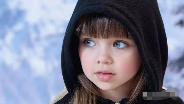 这个女孩叫做mahdis mohammadi,今年4岁,在伊朗很有名气,这是她小时候