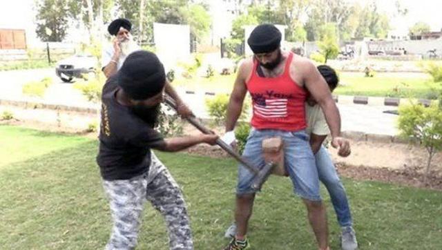 34岁印度男子练成一身铁骨金皮,大锤砸裆部,20辆摩托车都拉不动