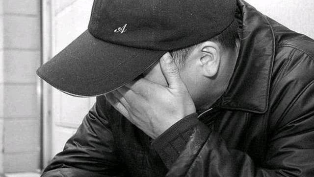 产房前一男子抱着两个孩子失声痛哭,周边的医生护士都上千来安慰