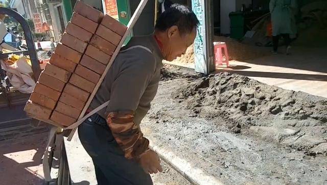 6旬老人搬砖挣钱养家糊口,背百斤砖赚5元