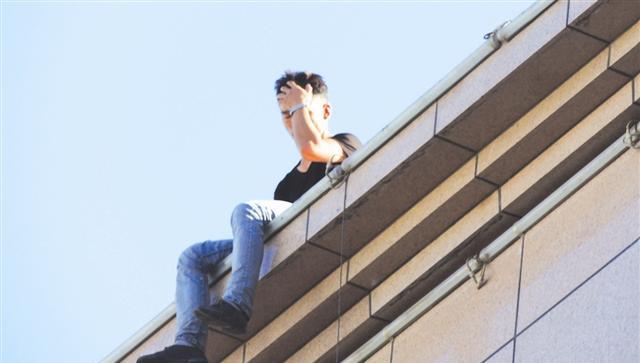 男子欲跳楼轻生 警方救下发现其逃犯身份