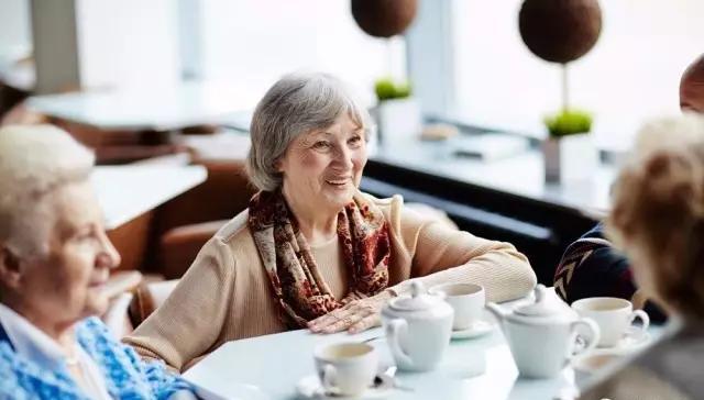 不带娃不跳广场舞,国外老人退休生活是啥样的?