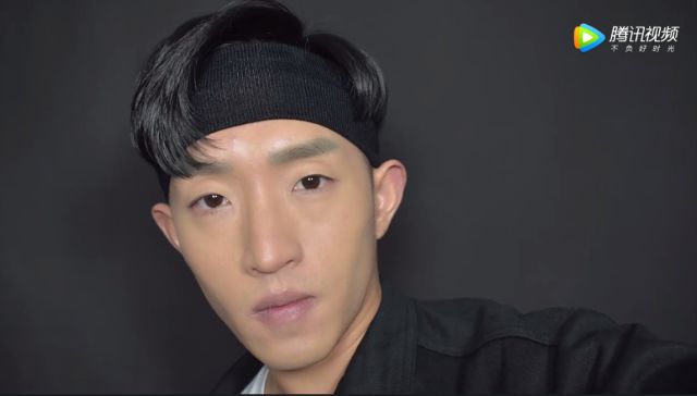 今天小邱老师就用潮人必备好物——发带.