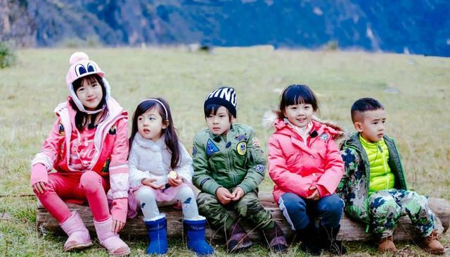 《爸爸5》嗯哼穿红衣服庆祝节目收官,小山竹偷亲邓伦表达不舍!