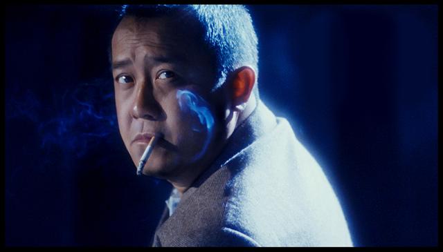 而曾志伟最经典的一次黑帮老大的演绎是《无间道》中的韩琛,看似嬉皮