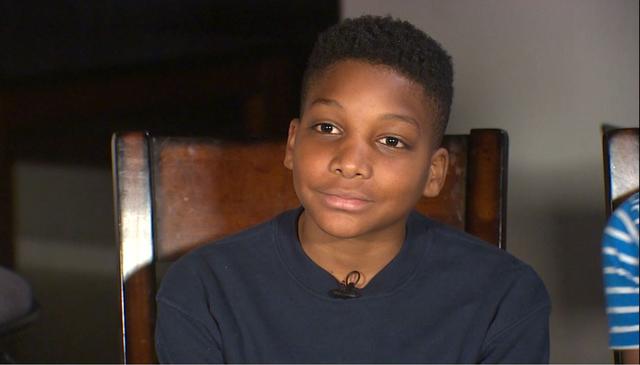 美国10岁黑人男孩演习站最前 母亲怀疑遭歧视 儿子还原感人真相