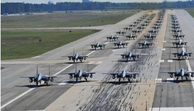 大象漫步!这就是中国空军军事实力，歼20和轰6战机漫步场景