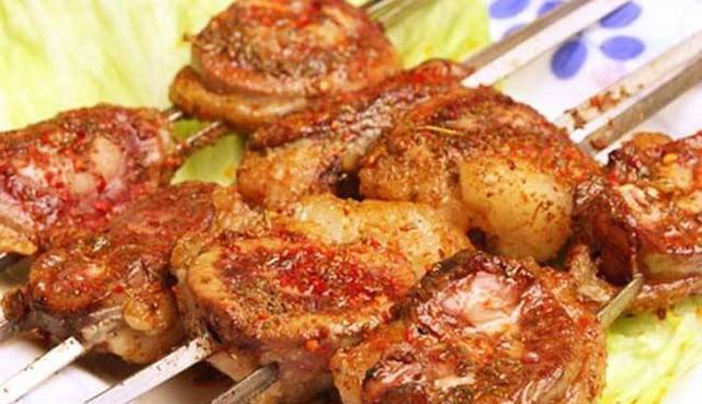 有着羊腰肥厚润滑的口感,在外裹着一层薄薄地羊尾肥肉.