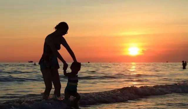 关于母爱的图片简单 真人母爱保险图