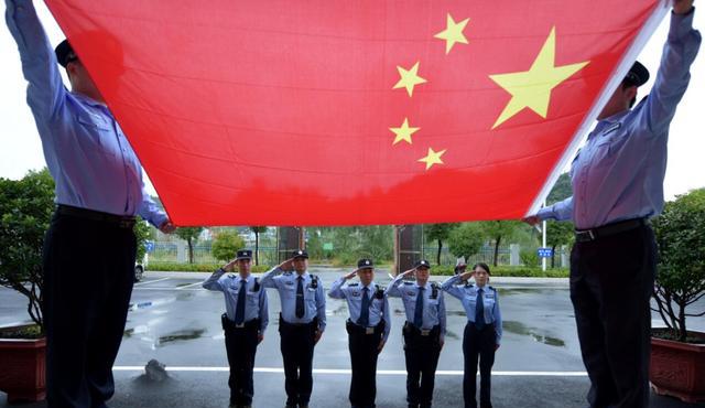 敬礼!伟大的祖国(图)