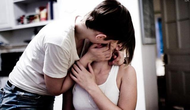 男子强吻租客女友 强行亲吻搂抱 还抚摸女子胸部