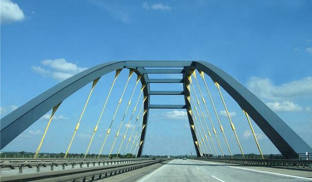 开车通过各种桥时该怎样行驶?尤其是驾车通过立交桥!新手必看!