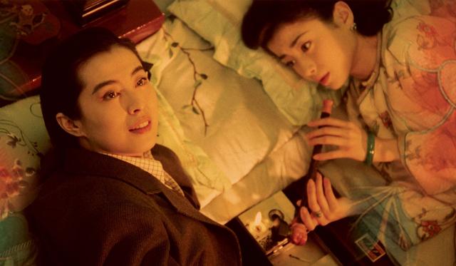 讲述一对师兄弟,段小楼演生,程蝶衣演旦,一出《霸王别姬》誉满京城.