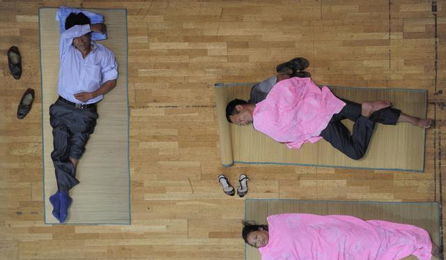 看看这个猪队友是有多么的搞笑啊,打地铺竟然还在半夜找床沿下床