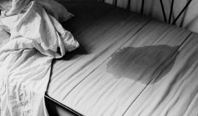 女孩20岁还在尿床,小时候父母的行为留下了阴影