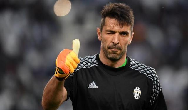 他的经纪人说以布冯的状态他还能再踢上两年,传奇门将佐夫给出了不同