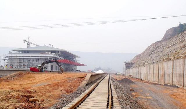 威信站,即威信火车站,位于昭通市威信县扎西镇田坝村一带,是成贵高速