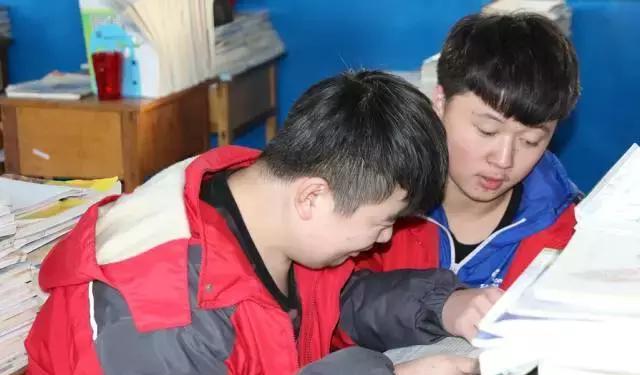 背着同学上厕所,进教室……河北这俩高中生太给力了