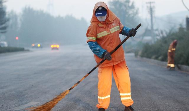 奇怪!有人花钱买环卫工的扫地权,还屡次三番,原是迷信惹的祸