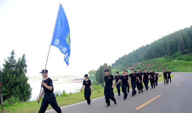 京山飞鹰救援队徒步训练强体质