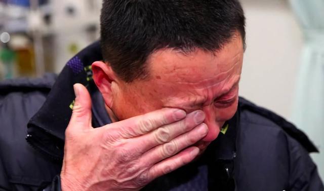 母亲失踪警察儿子苦寻, 30年后与母亲重复, 一开口让儿子痛哭流涕