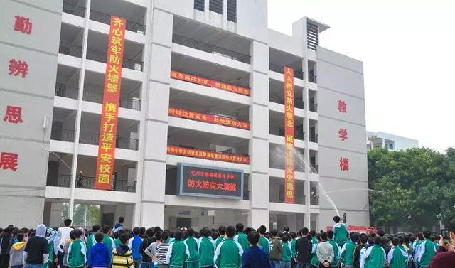 消防车,救护车火速赶往——化州市杨梅中学