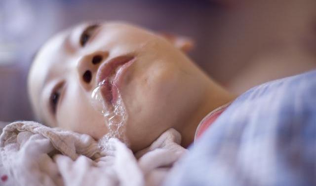 2岁宝宝铅中毒癫痫发作,妈妈痛骂:无耻商人,连孩子都不放过!