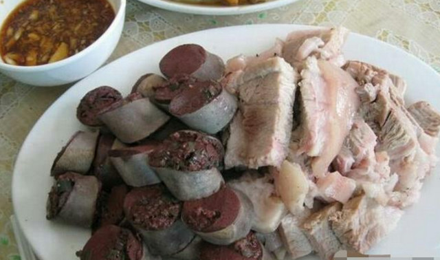 陪女友回东北农村老家,第一道菜看着想吐,第二道菜闻着想吐白肉血肠