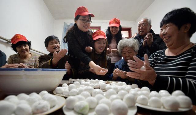 冬至吃汤圆,不妨做一份馅料满满又带着浓浓暖意的黑芝麻汤圆