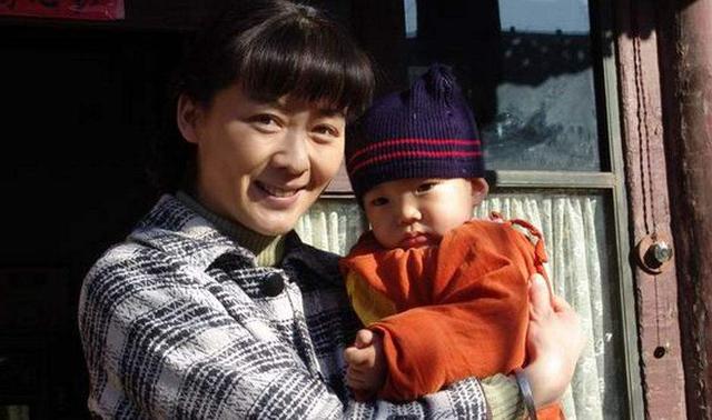 在这段婚姻之前,她与导演王小列曾经有过不到四年的婚姻,据说两人离婚