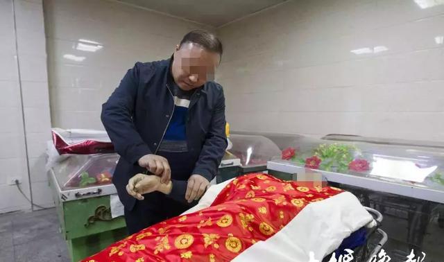 就在化妆师为他化妆收殓时,男子停尸房内复活