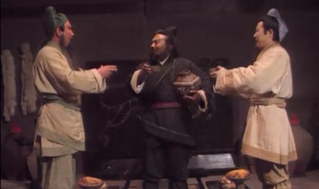 三国演义：刘关张初识，第一次喝酒聊天，一开口就看出三人格局_新浪新闻
