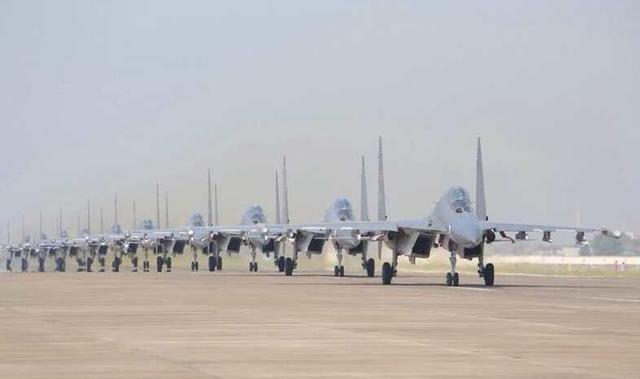 大象漫步!这就是中国空军军事实力,歼20和轰6战机漫步场景