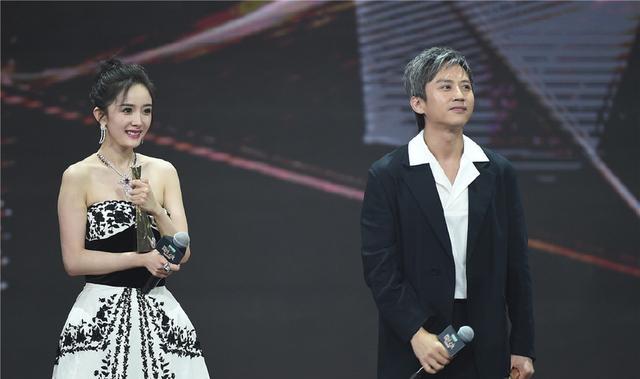 杨幂穿低胸衣领奖,裙子撑的太紧,美到邓超不敢回头看